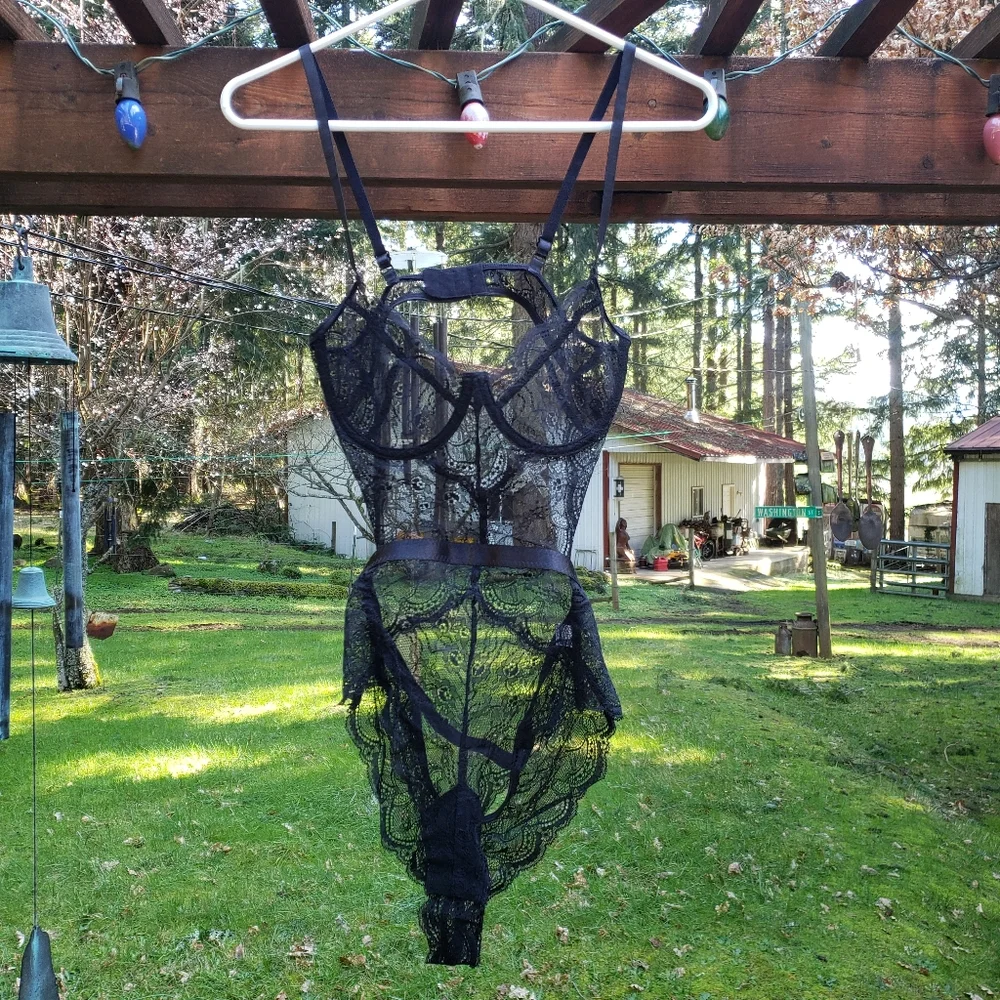 Black One-Piece Lace Lingerie With Underwire - Size M